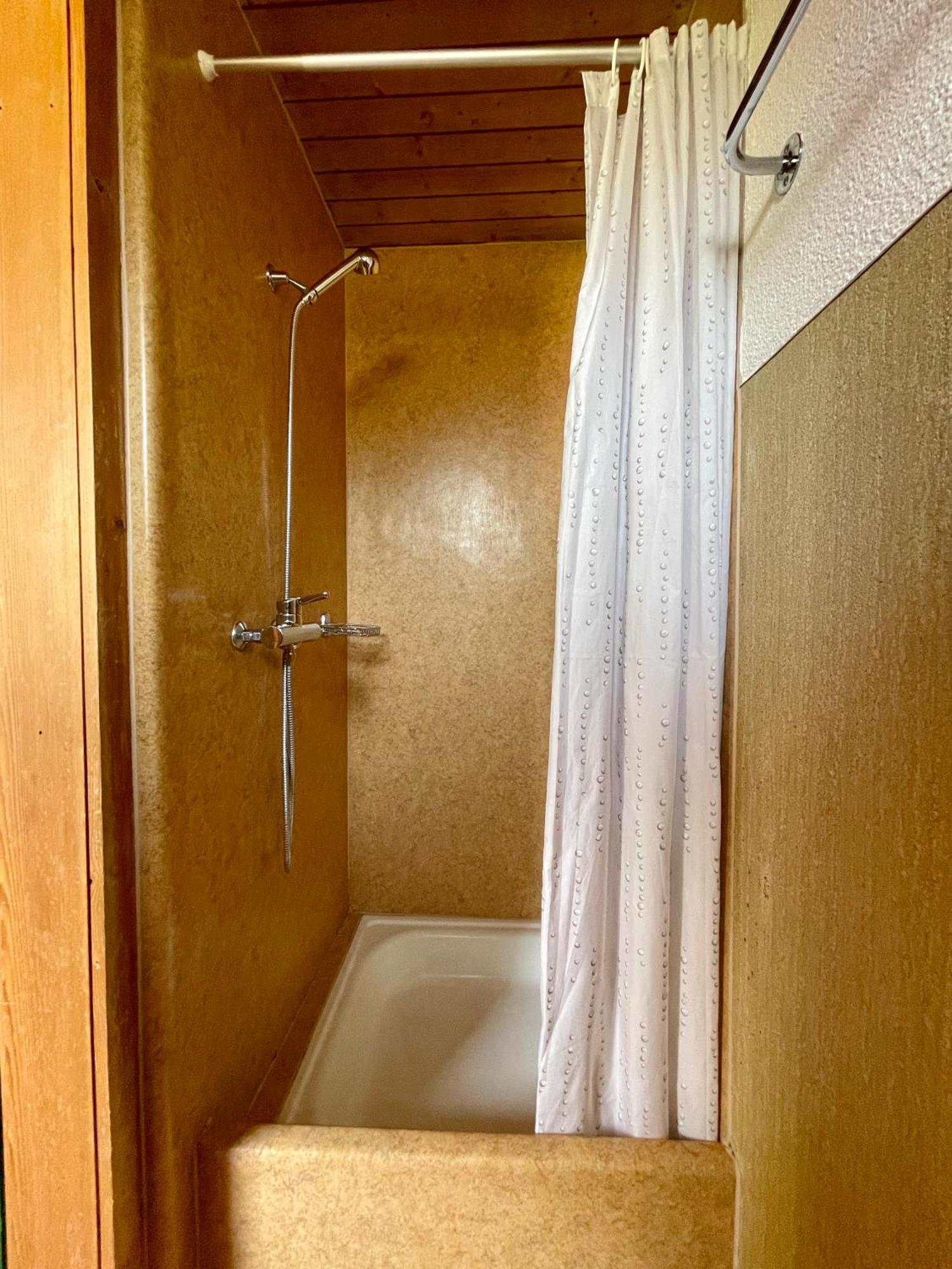 Alpine Base Hostel - Adults Only Lauterbrunnen Εξωτερικό φωτογραφία