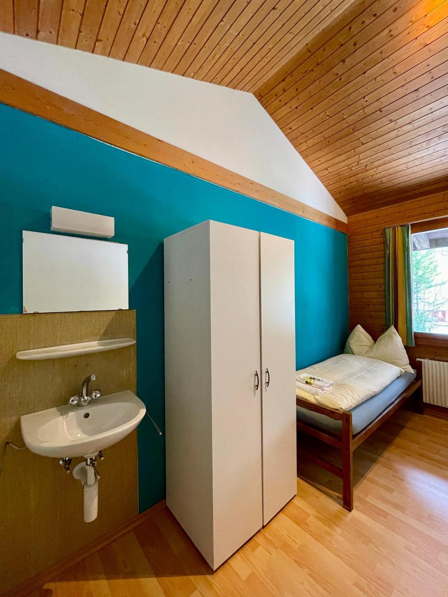 Alpine Base Hostel - Adults Only Lauterbrunnen Εξωτερικό φωτογραφία